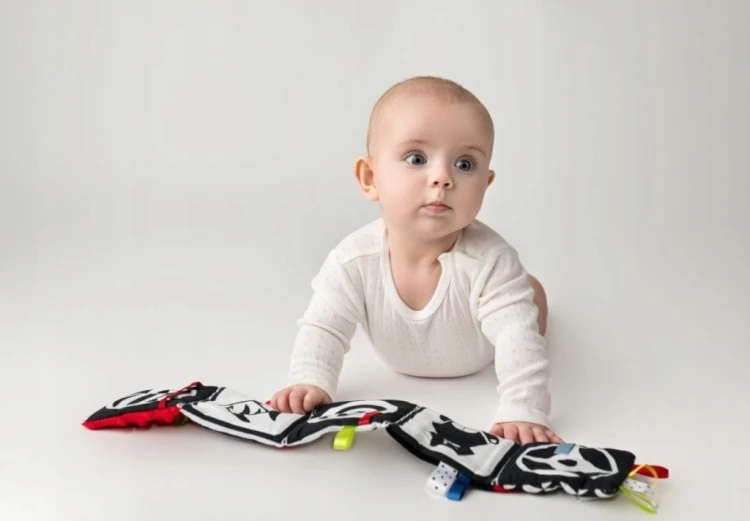 Czerwona książeczka sensoryczna Mom's care
